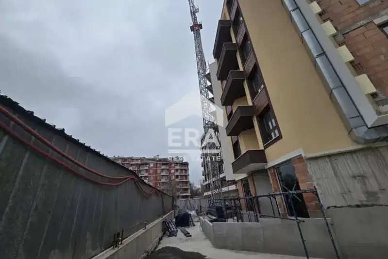 Тристаен апартамент в Обеля 1 с балкон и асансьор