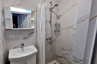 Тристаен апартамент в Толстой с тераса и складово помещение