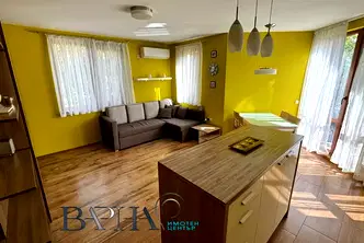Двустаен апартамент с морска панорама в Бриз, Варна