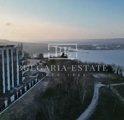 Снимка 2 — Тристаен апартамент в Галата с тераса, Варна