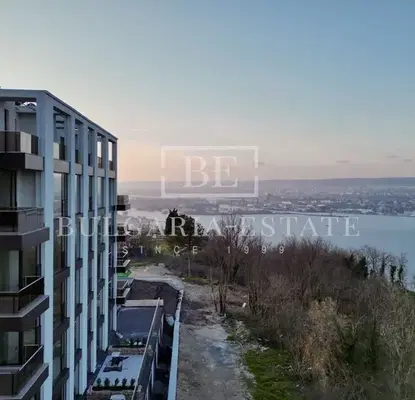 Снимка 4 — Тристаен апартамент в Галата с тераса, Варна