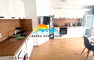 Тристаен апартамент с паркомясто в Колхозен пазар, Варна