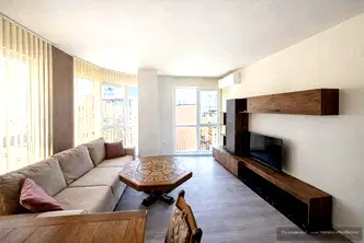 Тристаен апартамент в Колхозен пазар, Варна, 4-ти етаж