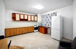 Тристаен апартамент в Колхозен пазар, Варна с асансьор