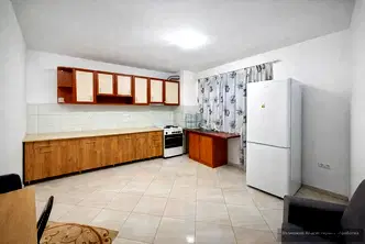 Тристаен апартамент в Колхозен пазар, Варна с асансьор