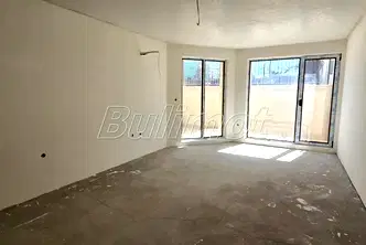 Двустаен апартамент с английски двор във Виница, Варна