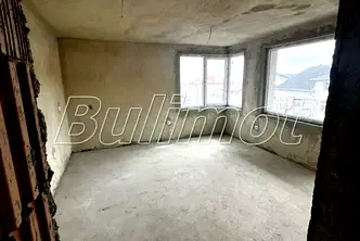 Тристаен апартамент с две тераси във Виница, Варна