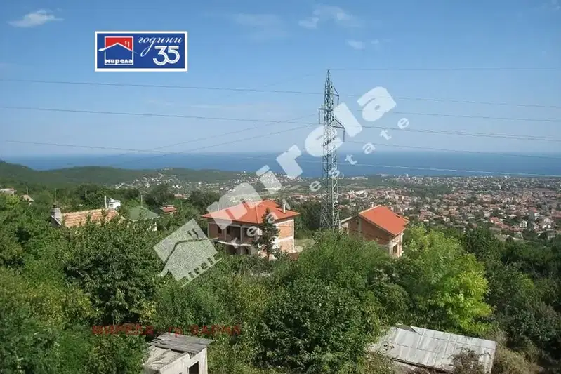 Тристаен апартамент с две тераси във Виница, Варна