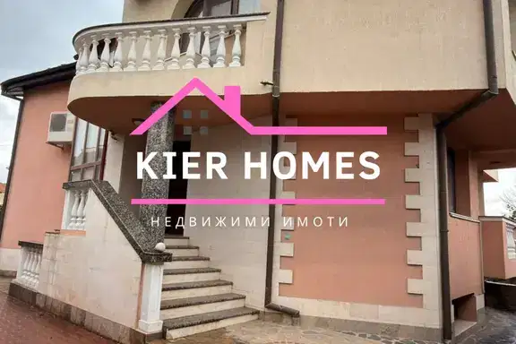 Триетажна къща с двор в кв. Раковски, Димитровград