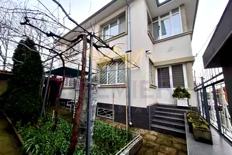 Къща в Бургас, Карнобат
