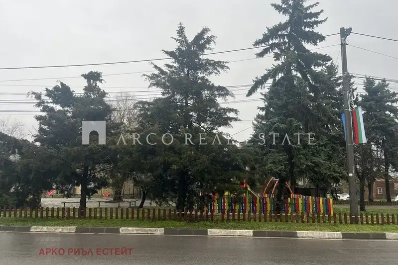 Къща в Нови Искър
