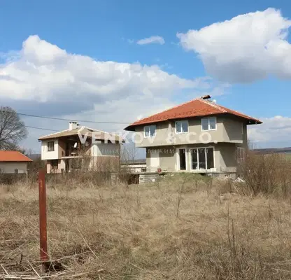 Снимка 2 — Къща с 3 нива и гараж в с. Беланица, област Перник