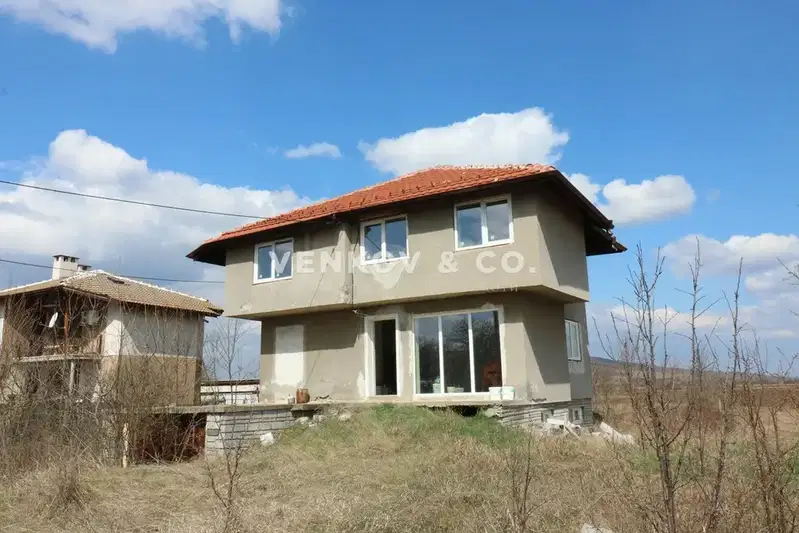 Къща с 3 нива и гараж в с. Беланица, област Перник
