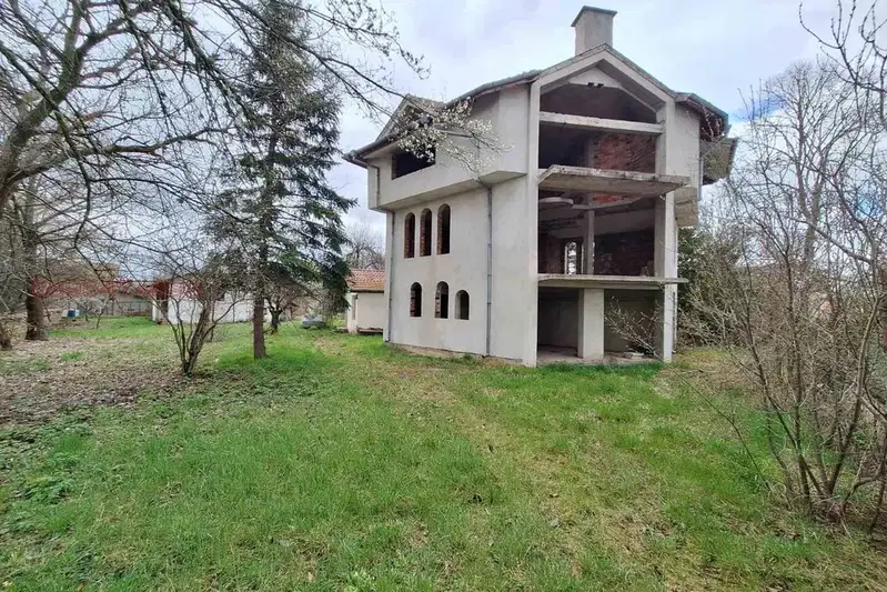 Масивна къща с 3 етажа в с. Бобораци, област Перник