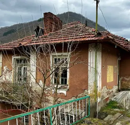 Снимка 2 — Двуетажна къща с 6 стаи в с. Брежани, област Благоевград