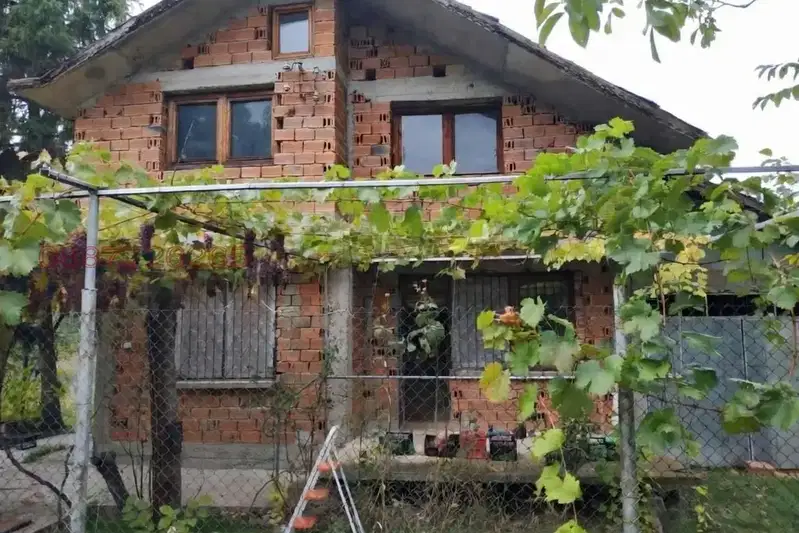 Двуетажна къща с 4 спални в с. Караново, област Сливен
