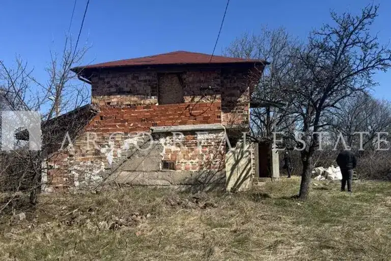 Къща в Перник, с. Поцърненци