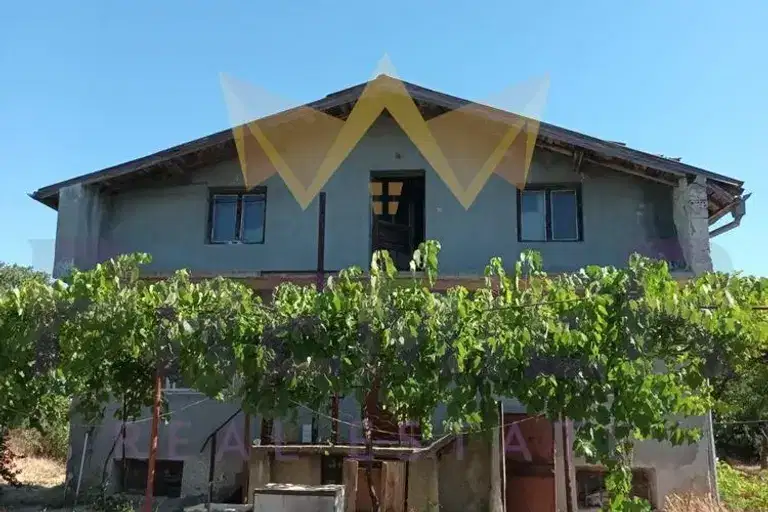 Двуетажна къща с гараж в село Стожер, област Добрич