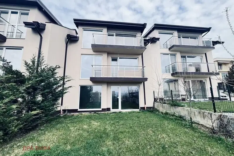House in Varna, Pchelina