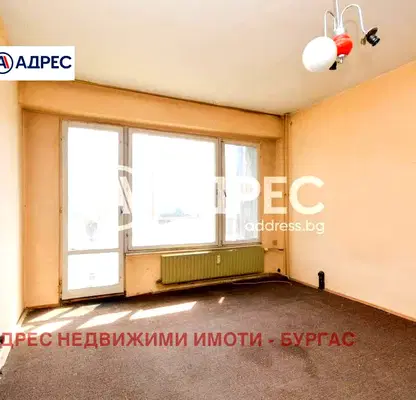 Снимка 2 — Гарсониера в Славейков, Бургас с тераса и асансьор