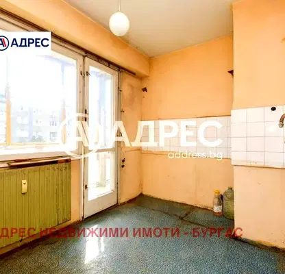 Снимка 3 — Гарсониера в Славейков, Бургас с тераса и асансьор