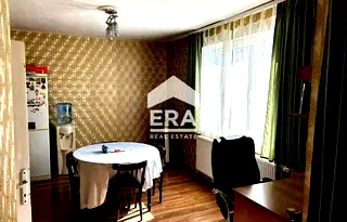 Тристаен апартамент в Хасково, Червена стена
