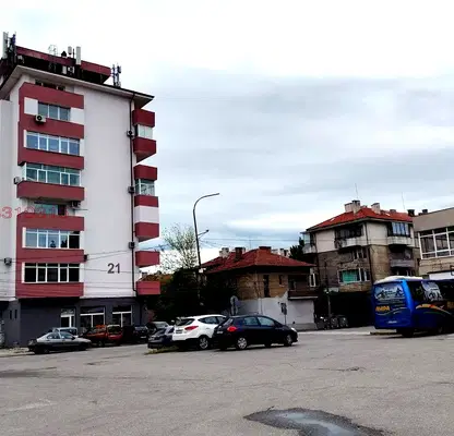 Снимка 2 — Двустаен апартамент с три тераси в центъра на Кюстендил