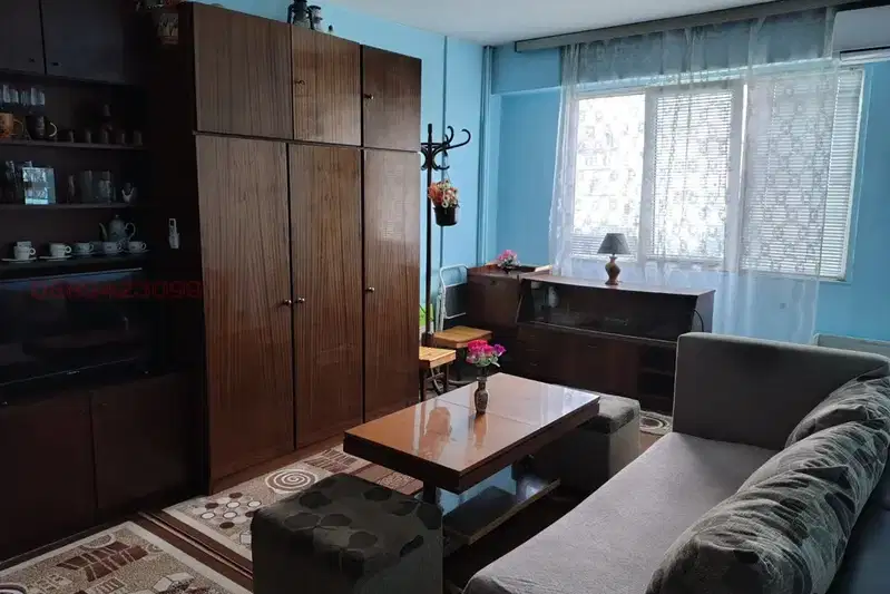 Двустаен апартамент в Монтана, Младост 1