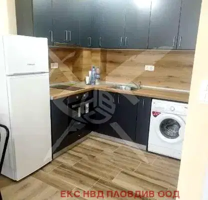 Снимка 2 — Двустаен апартамент в Център на Пловдив с тераса