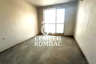 Тристаен апартамент с двор в Остромила, Пловдив