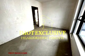 Тристаен апартамент в Остромила с тераса и гараж