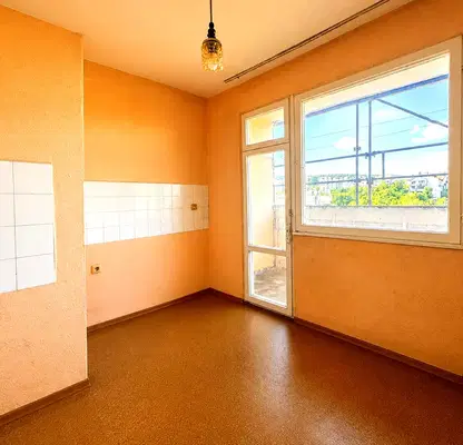 Снимка 2 — Двустаен апартамент в Шумен, 5-ти полк