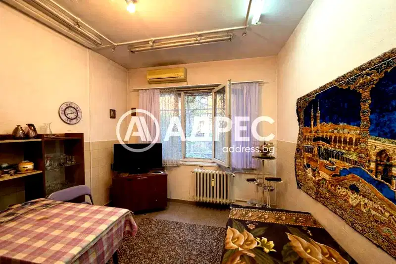Двустаен апартамент в Център, София с гледка към вътрешен двор