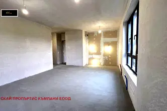 Тристаен апартамент с тераса в Център, София