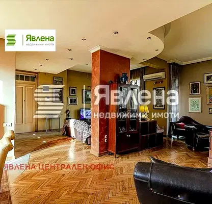Снимка 2 — Тристаен апартамент с две тераси в Център, София