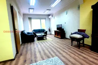 Тристаен апартамент в Център, София на трети етаж