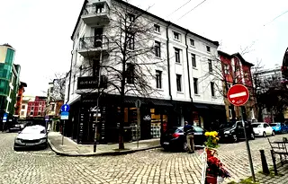 Тристаен апартамент с балкон в Център, София
