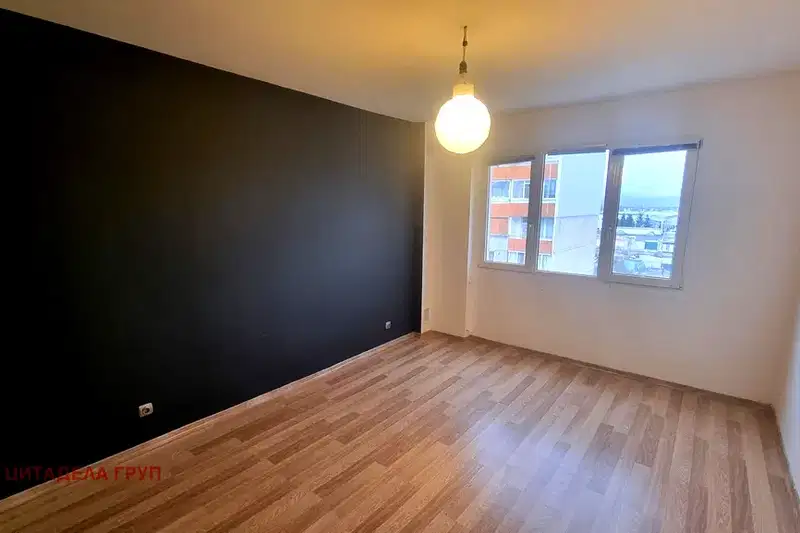 Three-room apartment in Druzhba 1 with potential for four-room