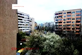Двустаен апартамент с балкони в Дървеница, София