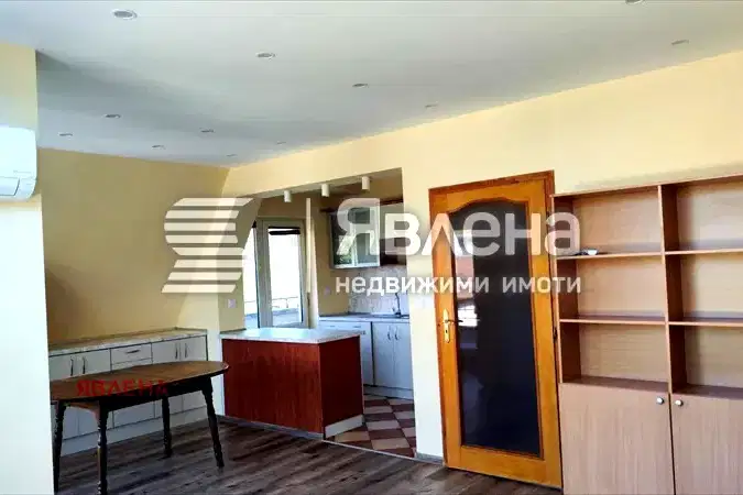 Тристаен апартамент с три тераси в Хаджи Димитър, София