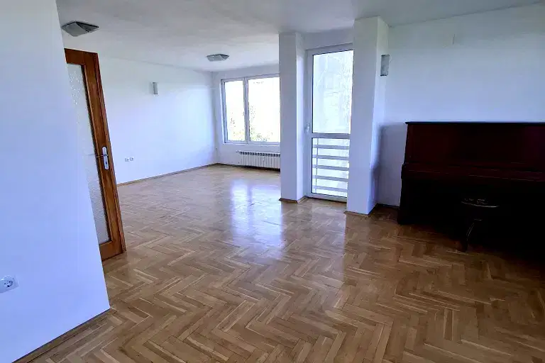 Тристаен апартамент с панорамна гледка в Изток, София