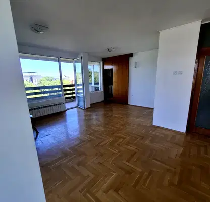 Снимка 3 — Тристаен апартамент с панорамна гледка в Изток, София
