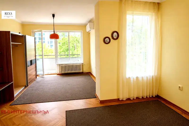 Тристаен апартамент с 3 тераси в Лозенец, София