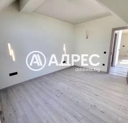 Снимка 2 — Тристаен апартамент в Модерно предградие с две тераси