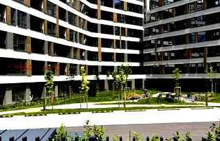 Тристаен апартамент с двор в Овча купел, София