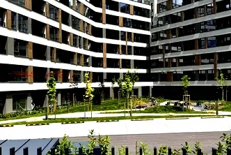 Тристаен апартамент с двор в Овча купел, София