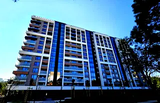 Просторен 3-стаен апартамент в Сердика с паркомясто