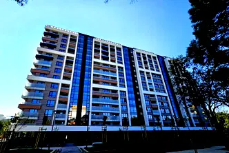 Просторен 3-стаен апартамент в Сердика с паркомясто
