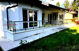 Самостоятелен 3-стаен апартамент с двор в Симеоново, София