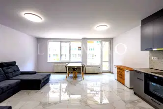 Тристаен апартамент с две тераси в Стрелбище, София